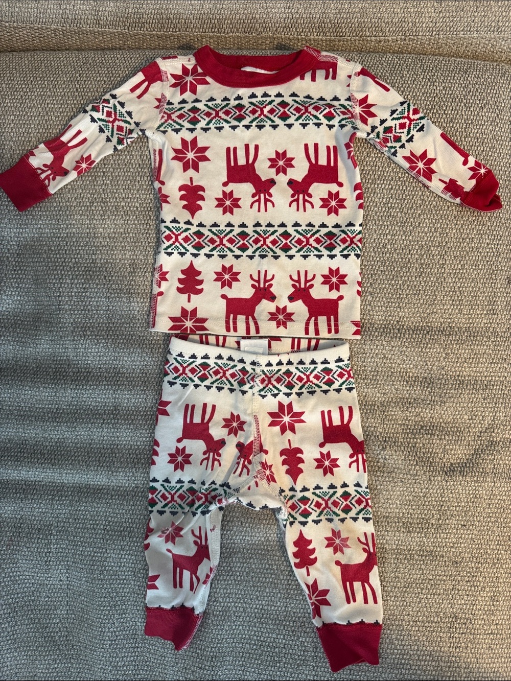 Hanna Andersson Red and White Reindeer Holiday Pajama Set size 6-12 months